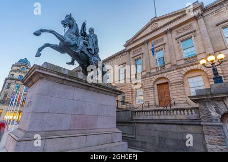 Vista della National Records of Scotland e della statua di Arthur Wellesley (i Duca di Wellington) al tramonto, Edimburgo, Scozia, Regno Unito, Europa Foto Stock