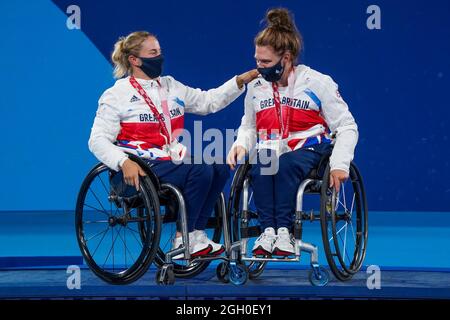 Tokyo, Giappone. 4 settembre 2021. TOKYO, GIAPPONE - 4 SETTEMBRE: Lucy Suker of Great Britain e Jordanne Whiley of Great Britain i vincitori della medaglia d'argento durante la cerimonia della medaglia dopo il Wheelchair Tennis Women's Doubles Gold Medal Match durante i Giochi Paralimpici di Tokyo 2020 presso il campo Ariake Tennis Center il 4 settembre 2021 a Tokyo, Japan (Photo by Ilse Schaffers/Orange Pictures) NOCNSF Credit: Orange Pics BV/Alamy Live News Foto Stock