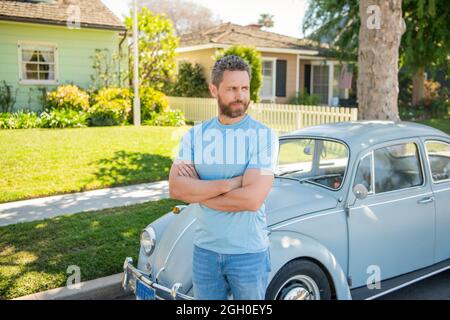 uomo maturo in piedi all'aperto in casa, proprietà Foto Stock