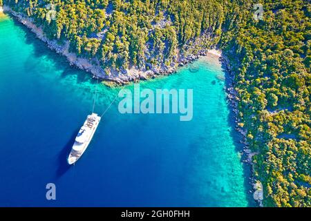 Vista aerea del grande yacht di lusso ancorato nella baia turchese dell'isola di Lussinpiccolo, arcipelago Adriatico della Croazia Foto Stock