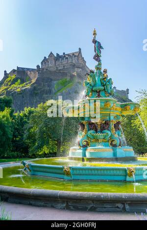 Vista della Ross Fountain e del Castello di Edimburgo, West Princes Street Gardens, Edimburgo, Lothian, Scozia, Regno Unito, Europa Foto Stock