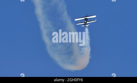 Ferrara Italia 27 GIUGNO 2021 Pitts Special Aircraft fa un pericoloso espositore d'aria con fumo. Speciale Christen Pitts S-2B Foto Stock