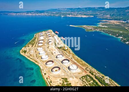 Terminale GNL sull'isola di Krk vista aerea, energia porta in Croazia Foto Stock