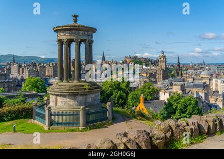 Vista dello skyline del centro città e del monumento Dugald Stewart, Edimburgo, Scozia, Regno Unito, Europa Foto Stock