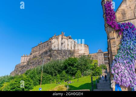 Vista del Castello di Edimburgo dal Grassmarket, Edimburgo, Lothian, Scozia, Regno Unito, Europa Foto Stock