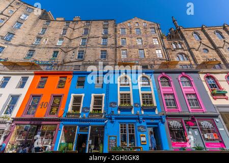 Vista di bar e negozi colorati a W Bow vicino al Grassmarket, Edimburgo, Lothian, Scozia, Regno Unito, Europa Foto Stock