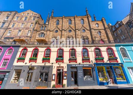 Vista di bar e negozi colorati a W Bow vicino al Grassmarket, Edimburgo, Lothian, Scozia, Regno Unito, Europa Foto Stock