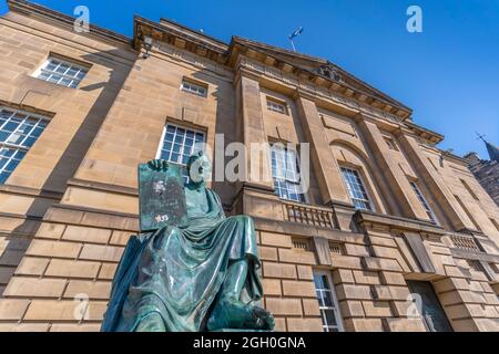 Vista della statua di David Hume e dell'alta Corte di Giustizia sul Golden Mile, Edimburgo, Lothian, Scozia, Regno Unito, Europa Foto Stock