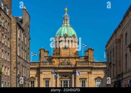 Vista del Museo sul Mound sul Golden Mile, Edimburgo, Lothian, Scozia, Regno Unito, Europa Foto Stock