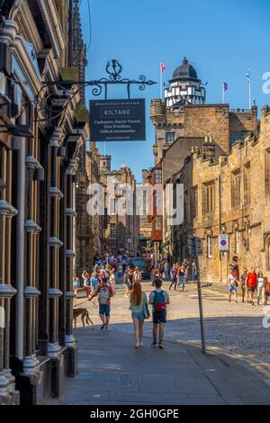 Vista della Torre di Outlook e della Camera Obscura che si affaccia sul Royal Mile, Edimburgo, Lothian, Scozia, Regno Unito, Europa Foto Stock