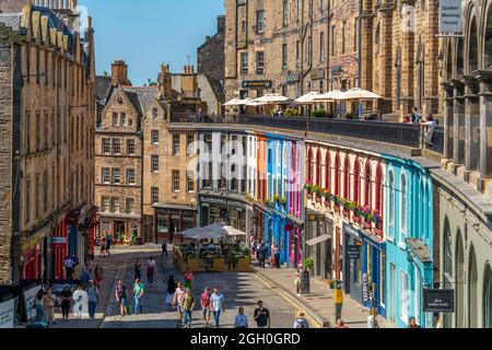 Vista di bar e negozi colorati a W Bow vicino al Grassmarket, Edimburgo, Lothian, Scozia, Regno Unito, Europa Foto Stock