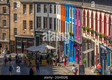 Vista di bar e negozi colorati a W Bow vicino al Grassmarket, Edimburgo, Lothian, Scozia, Regno Unito, Europa Foto Stock