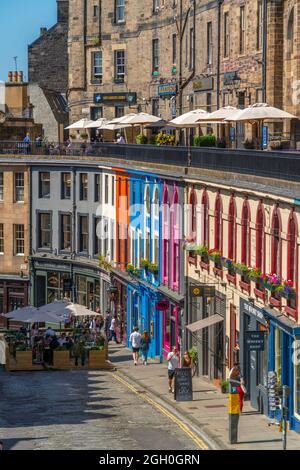 Vista di bar e negozi colorati a W Bow vicino al Grassmarket, Edimburgo, Lothian, Scozia, Regno Unito, Europa Foto Stock