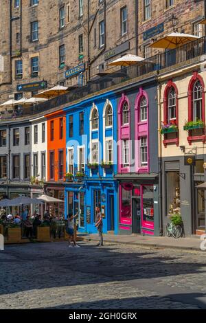Vista di bar e negozi colorati a W Bow vicino al Grassmarket, Edimburgo, Lothian, Scozia, Regno Unito, Europa Foto Stock