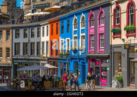 Vista di bar e negozi colorati a W Bow vicino al Grassmarket, Edimburgo, Lothian, Scozia, Regno Unito, Europa Foto Stock