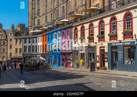 Vista di bar e negozi colorati a W Bow vicino al Grassmarket, Edimburgo, Lothian, Scozia, Regno Unito, Europa Foto Stock
