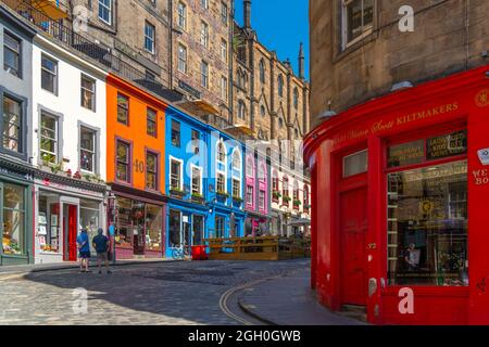 Vista di bar e negozi colorati a W Bow vicino al Grassmarket, Edimburgo, Lothian, Scozia, Regno Unito, Europa Foto Stock