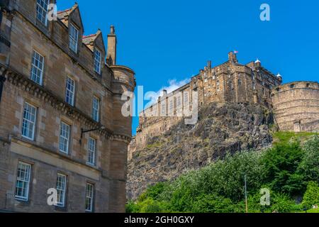 Vista del Castello di Edimburgo dal Grassmarket, Edimburgo, Lothian, Scozia, Regno Unito, Europa Foto Stock