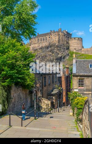 Vista del Castello di Edimburgo da sopra il Grassmarket, Edimburgo, Lothian, Scozia, Regno Unito, Europa Foto Stock