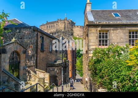 Vista del Castello di Edimburgo da sopra il Grassmarket, Edimburgo, Lothian, Scozia, Regno Unito, Europa Foto Stock