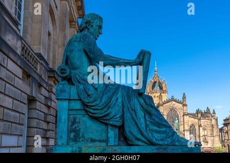 Vista della statua di David Hume e dell'alta Corte di Giustizia sul Golden Mile, Edimburgo, Lothian, Scozia, Regno Unito, Europa Foto Stock