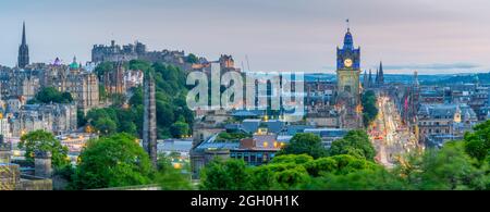 Vista dello skyline del centro città da Carlton Hill al tramonto, Edimburgo, Scozia, Regno Unito, Europa Foto Stock