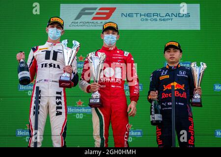 Zandvoort, Paesi Bassi. 4 settembre 2021. Sargeant Logan (usa), Charouz Racing System, Dallara F3, Iwasa Ayumu (jpn), Hitech Grand Prix, Dallara F3, Leclerc Arthur (mco), Prema Racing, Dallara F3 sul podio durante il 6° round del Campionato FIA di Formula 3 2021 dal 3 al 5 settembre 2021 sul circuito di Zandvoort, a Zandvoort, Paesi Bassi - Foto Sebastiaan Rozendaal / Foto olandese / DPPI Credit: DPPI Media/Alamy Live News Foto Stock