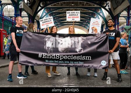 Londra, Regno Unito. 28 agosto 2021. I sostenitori della ribellione e dell'estinzione degli animali marciano durante la "marcia nazionale per i diritti degli animali". Foto Stock