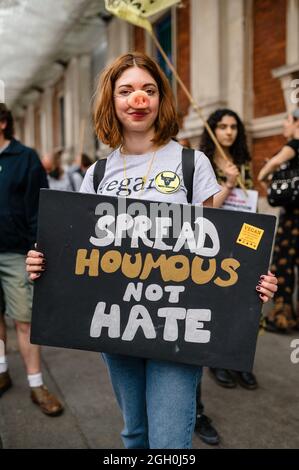 Londra, Regno Unito. 28 agosto 2021. I sostenitori della ribellione e dell'estinzione degli animali marciano durante la "marcia nazionale per i diritti degli animali". Foto Stock