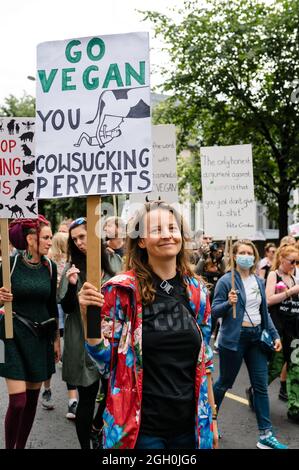 Londra, Regno Unito. 28 agosto 2021. I sostenitori della ribellione e dell'estinzione degli animali marciano durante la "marcia nazionale per i diritti degli animali". Foto Stock