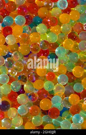 Numerose sfere di idrogel colorate. Set di orbis multicolore. Perline d'acqua cristallina per games.from di cui sopra ideali per sfondi o texture Foto Stock