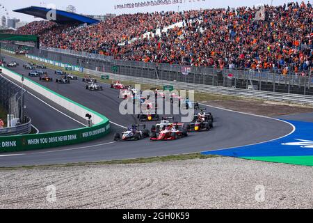 Zandvoort, Paesi Bassi. 4 settembre 2021. ZANDVOORT, PAESI BASSI - 4 SETTEMBRE: Inizio durante la gara di Formula 3 sul circuito di Zandvoort il 4 settembre 2021 a Zandvoort, Paesi Bassi. (Foto di Marcel ter Bals/Orange Pictures) Credit: Orange Pics BV/Alamy Live News Foto Stock