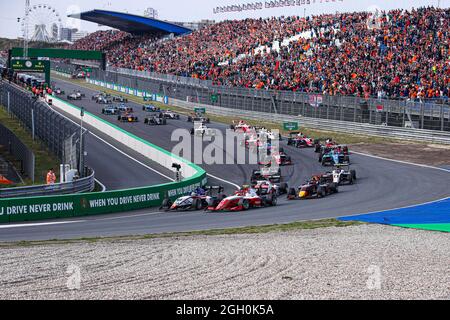 Zandvoort, Paesi Bassi. 4 settembre 2021. ZANDVOORT, PAESI BASSI - 4 SETTEMBRE: Inizio durante la gara di Formula 3 sul circuito di Zandvoort il 4 settembre 2021 a Zandvoort, Paesi Bassi. (Foto di Marcel ter Bals/Orange Pictures) Credit: Orange Pics BV/Alamy Live News Foto Stock