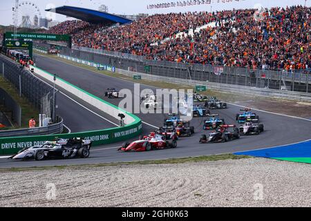 Zandvoort, Paesi Bassi. 4 settembre 2021. ZANDVOORT, PAESI BASSI - 4 SETTEMBRE: Inizio durante la gara di Formula 3 sul circuito di Zandvoort il 4 settembre 2021 a Zandvoort, Paesi Bassi. (Foto di Marcel ter Bals/Orange Pictures) Credit: Orange Pics BV/Alamy Live News Foto Stock
