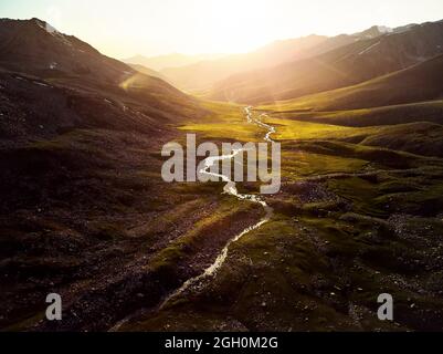 Panorama aereo del bel fiume a verde valle di montagna vista dall'alto in Kazakistan. Foto Stock