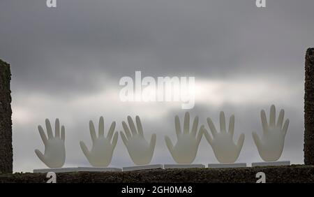 Portobello, Edimburgo, Scozia, Regno Unito. Art Walk porty, Iman Tajik 4/5 settembre 2021. "Ho avuto un sogno”- segna le molte morti in mare perse e non registrate di migranti e rifugiati che arrivano attraverso viaggi di mare infidi, alla ricerca di una vita migliore in un'altra terra a molte miglia dalla propria casa. Questo intervento momentaneo installato solo per il primo fine settimana di (Art Walk porty fa riferimento a tali viaggi. Foto Stock