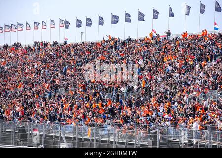 Zandvoort, Paesi Bassi. 4 settembre 2021. ZANDVOORT, PAESI BASSI - 4 SETTEMBRE: Migliaia di sostenitori olandesi in tute arancioni durante le prove libere 3 del Gran Premio di F1 dei Paesi Bassi sul circuito di Zandvoort il 4 settembre 2021 a Zandvoort, Paesi Bassi. (Foto di Marcel ter Bals/Orange Pictures) Credit: Orange Pics BV/Alamy Live News Foto Stock