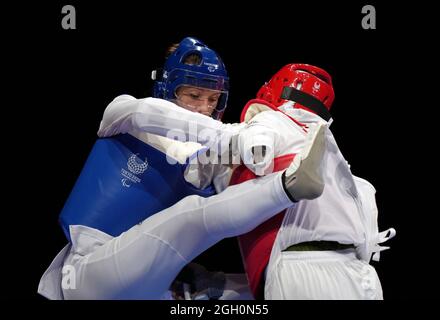 Amy Truesdale (a sinistra) di Gran Bretagna e Rayeheh Shabab d'Iran durante il Concorso di Medaglia di Bronzo delle Donne K44 +58kg alla Makuhari Messe Hall il giorno 11 dei Giochi Paralimpici di Tokyo 2020 in Giappone. Data foto: Sabato 4 settembre 2021. Foto Stock