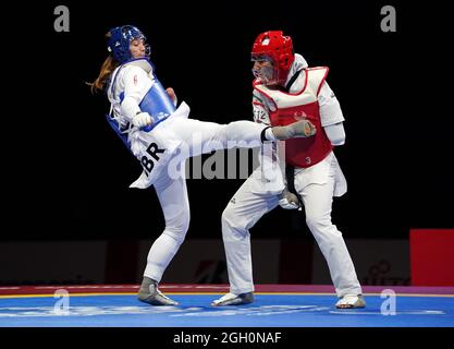 Amy Truesdale (a sinistra) di Gran Bretagna e Rayeheh Shabab d'Iran durante il Concorso di Medaglia di Bronzo delle Donne K44 +58kg alla Makuhari Messe Hall il giorno 11 dei Giochi Paralimpici di Tokyo 2020 in Giappone. Data foto: Sabato 4 settembre 2021. Foto Stock