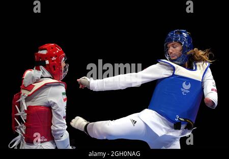 Amy Truesdale (a destra) di Gran Bretagna e Rayeheh Shabab d'Iran durante il Concorso di Medaglia di Bronzo delle Donne K44 +58kg alla Makuhari Messe Hall il giorno 11 dei Giochi Paralimpici di Tokyo 2020 in Giappone. Data foto: Sabato 4 settembre 2021. Foto Stock