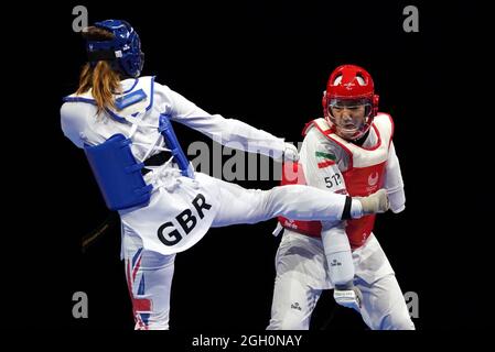 Amy Truesdale (a sinistra) di Gran Bretagna e Rayeheh Shabab d'Iran durante il Concorso di Medaglia di Bronzo delle Donne K44 +58kg alla Makuhari Messe Hall il giorno 11 dei Giochi Paralimpici di Tokyo 2020 in Giappone. Data foto: Sabato 4 settembre 2021. Foto Stock