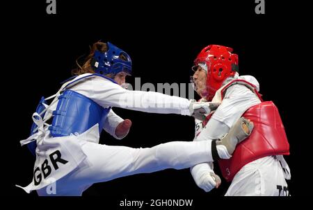 Amy Truesdale (a sinistra) di Gran Bretagna e Rayeheh Shabab d'Iran durante il Concorso di Medaglia di Bronzo delle Donne K44 +58kg alla Makuhari Messe Hall il giorno 11 dei Giochi Paralimpici di Tokyo 2020 in Giappone. Data foto: Sabato 4 settembre 2021. Foto Stock