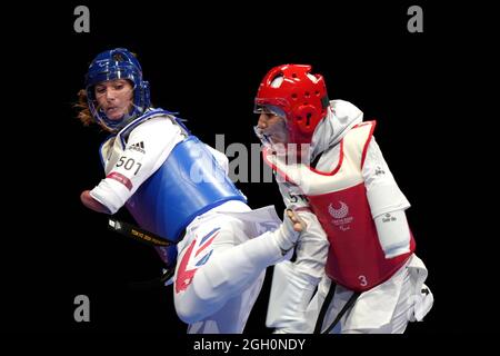 Amy Truesdale (a sinistra) di Gran Bretagna e Rayeheh Shabab d'Iran durante il Concorso di Medaglia di Bronzo delle Donne K44 +58kg alla Makuhari Messe Hall il giorno 11 dei Giochi Paralimpici di Tokyo 2020 in Giappone. Data foto: Sabato 4 settembre 2021. Foto Stock