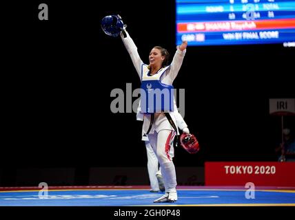 Amy Truesdale di Gran Bretagna celebra la vittoria su Rayeheh Shabab dell'Iran dopo il Concorso di Medaglia di Bronzo delle Donne K44 +58kg alla Makuhari Messe Hall il giorno undici dei Giochi Paralimpici di Tokyo 2020 in Giappone. Data foto: Sabato 4 settembre 2021. Foto Stock