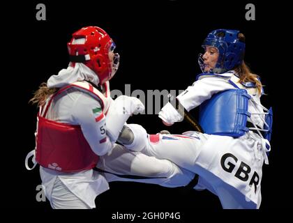 Amy Truesdale (a destra) di Gran Bretagna e Rayeheh Shabab d'Iran durante il Concorso di Medaglia di Bronzo delle Donne K44 +58kg alla Makuhari Messe Hall il giorno 11 dei Giochi Paralimpici di Tokyo 2020 in Giappone. Data foto: Sabato 4 settembre 2021. Foto Stock