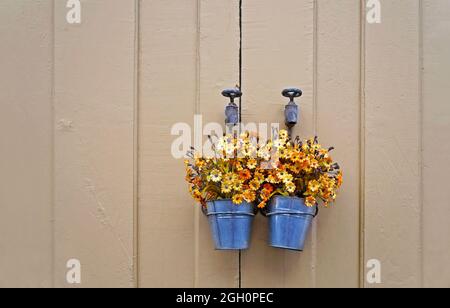 Vasi di fiori artificiali nella finestra, Ouro Preto, Brasile Foto Stock