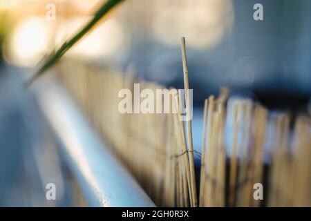Fuoco selettivo di una recinzione in legno con cablaggio arrugginito Foto Stock