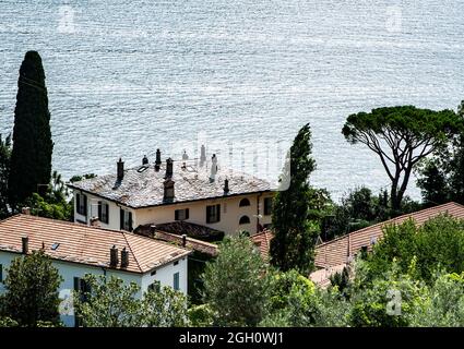 Villa Oleandra am Comer See. Das weiße Haus mit 25 Zimmern im Ort Laglio gehört Schauspieler George Clooney. Er wohnt dort im Sommer in Italien. Foto Stock