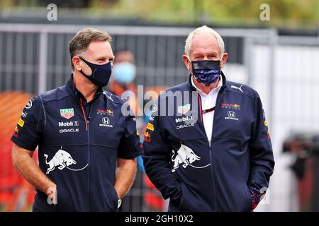Zandvoort, Paesi Bassi. 4 settembre 2021. (Da L a R): Christian Horner (GBR) Red Bull Racing Team Principal con Dr Helmut Marko (AUT) Red Bull Motorsport Consultant. Gran Premio d'Olanda, sabato 4 settembre 2021. Zandvoort, Paesi Bassi. Credit: James Moy/Alamy Live News Foto Stock