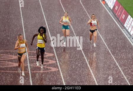 Ali Smith (a destra) della Gran Bretagna come Lindy Ave di Germania vince la finale delle donne 400m - T38 allo Stadio Olimpico il giorno undici dei Giochi Paralimpici di Tokyo 2020 in Giappone. Data foto: Sabato 4 settembre 2021. Foto Stock